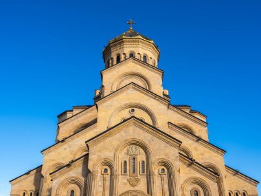 Kutsal Üçlü Katedrali. Tsminda Sameba, Gürcistan Ortodoks Kilisesi 'nin ana katedrali, güzel mimari binası, Tiflis, Gürcistan' daki ünlü turistik eğlence merkezi..