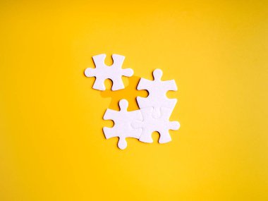 İş çözümleri, problem çözme, işe alma, adam alma, insan kaynakları, ortaklık kavramı. Sonuncu yapboz görevi tamamlayacak, sarı arka planda izole edilmiş, minimalist..