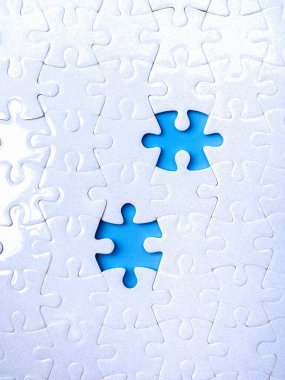İş çözümleri, sorunları çözme, eksik ve eksik kavram. Eksik parçadan iki mavi boşluk, beyaz yap-boz arka planı ile çevrili boşluk, dikey biçim.