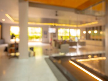 Bulanık otel resepsiyon salonu arka planında sıcak ışıklar ve modern iç tasarım, seyahat reklamcılığı, konukseverlik endüstrisi, rezervasyon platformları, pankart şablonu ve kopyalama alanı için uygun.