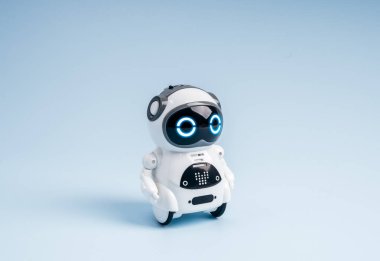 Minimum arkaplanda parlayan mavi gözlü şirin küçük bir robot. Yapay zeka teknolojisi, sohbet robotu asistanı, yapay zeka, yapay zeka, makine öğrenme, robot yeniliği ve geleceğin teknolojisi kavramı..
