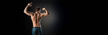 Kaslı bir adam dramatik bir şekilde sırtını esnetir. Karanlık arka plan fiziğinin altını çiziyor. Fotokopi alanı olan fitness reklamları için mükemmel. Spor salonları ve sağlık promosyonları için ideal..