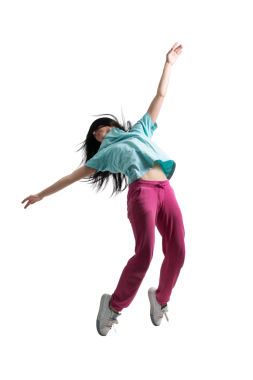 Renkli giyinmiş, enerjik zıplayan neşeli bir kadının dinamik görüntüsü. Özgürlük, kutlama ve pozitiflik temaları için ideal..