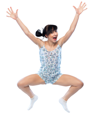 Pijamalı bir kadın kolları havada sevinçle zıplıyor, mutluluğu taşıyor. Reklamlardaki yaşam tarzı ve duygusal ifade temaları için mükemmel..