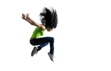 Enerjik bir kadın canlı yeşil bir bluzla havanın ortasına atlıyor, özgürlük ve heyecanı ifade ediyor. Fitness, yaşam tarzı ve enerjik promosyonlar için ideal..