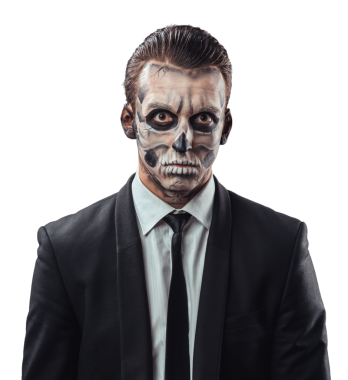Siyah takım elbiseli, detaylı kafatası makyajlı bir adam çarpıcı ve ürkütücü bir görünüm yaratıyor. Bu görüntü Cadılar Bayramı promosyonları ya da tiyatro reklamları için mükemmel..