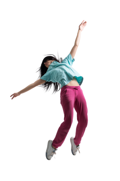 Renkli giyinmiş, enerjik zıplayan neşeli bir kadının dinamik görüntüsü. Özgürlük, kutlama ve pozitiflik temaları için ideal..