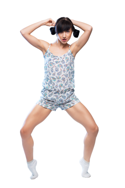 Pijamalı bir kadının dinamik görüntüsü neşeli bir poz veriyor, enerjisini ve doğallığını gösteriyor. Yaşam tarzı, moda ya da gecelik terfiler için ideal..