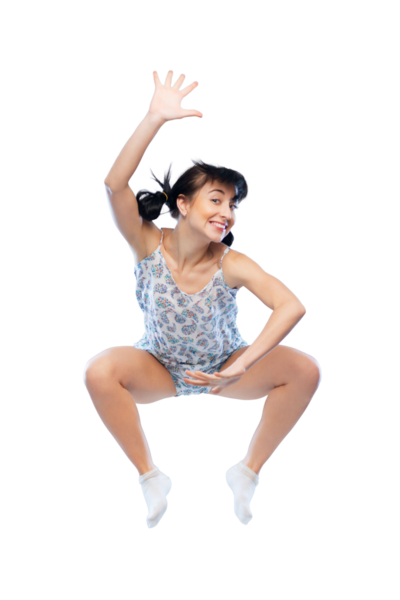 Neşeli poz veren genç bir kadın, heyecandan zıplıyor. Eğlence, gençlik enerjisi ya da sevinç ve mutlulukla ilgili reklamlar için idealdir..