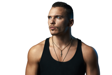 Siyah kolsuz tişörtlü, şeffaf bir geçmişi olan düşünceli bir genç adam. Moda, uygunluk ya da motivasyon kavramlarına uygundur..