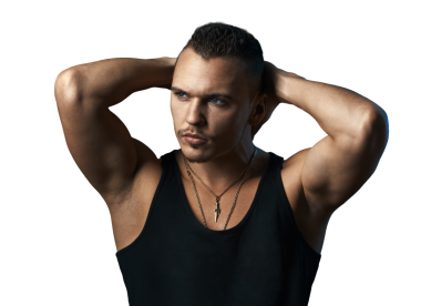 Siyah kolsuz tişörtlü kaslı bir adam, kolları başının arkasında, şeffaf bir arkaplanda, kendine güven ve güç yayıyor, fitness ve yaşam tarzı içeriği için ideal..