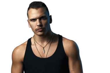 Siyah atlet giyen ciddi bir adam. Kısa saçlı ve kolyeli, fitness ve moda temalı..