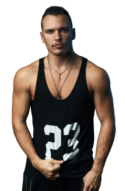 Siyah kolsuz tişörtlü kaslı bir gencin portresi kendine güvenini gösteriyor. Güç ve güven odaklı fitness, moda veya yaşam tarzı temaları için idealdir..