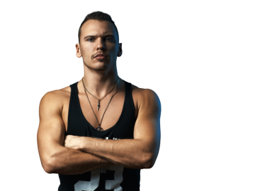 Şeffaf bir arkaplanda siyah bir atlet giyen kaslı bir adamın portresi. Form, güç ve erkeklik temaları için ideal..