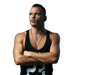 Siyah kolsuz tişörtlü kaslı bir adam. Kendine güvenen bir ifadesi var. Fitness, moda veya yaşam tarzı promosyonları için ideal.