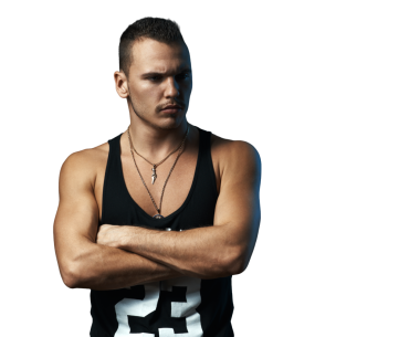 Siyah bir atlet giyen kolları çapraz genç bir adam. İfadesi kendinden emin ve iddialı. Modellik, moda veya promosyon amaçlı kullanım için uygun..