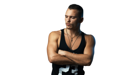 Siyah kolsuz tişörtlü kaslı bir adam kendine güvenen bir duruş, fitness ve moda teması için ideal. Görüntü, şeffaf bir geçmişe sahip modern ve temiz bir görünüme sahip..