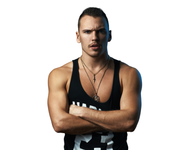 Çapraz kollu güçlü bir adam, siyah bir atlet ve kolye giyiyor. Form, güç ve moda ile ilgili promosyonlar için ideal..