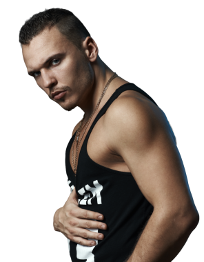 Siyah kolsuz tişörtlü, şeffaf arkaplanlı, kendine güvenen bir adamın profil görüntüsü ciddi bir ifade sergiliyor. Pazarlama, moda veya editoryal kullanım için ideal.