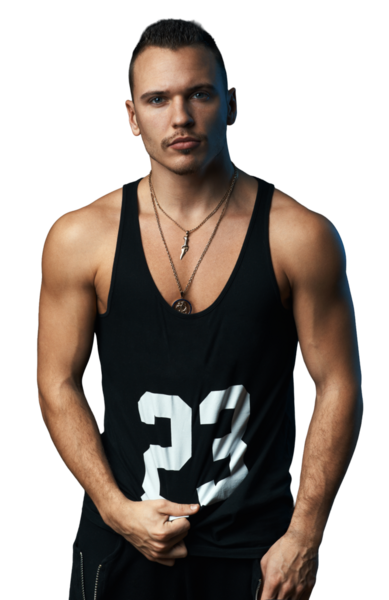 Siyah kolsuz tişörtlü kaslı bir gencin portresi kendine güvenini gösteriyor. Güç ve güven odaklı fitness, moda veya yaşam tarzı temaları için idealdir..