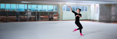 Açık renkli bir stüdyoda, siyah giyinip pembe ayakkabılar giyerek balerin antrenmanı yapıyor. Metin için yeterli kopya alanı olan renkler sakinleştiriliyor. Dans veya fitness promosyonları için mükemmel..