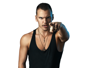 Siyah kolsuz tişörtlü kaslı bir adam yoğunlukla, odaklanmayla ya da suçlamalarla öne çıkıyor. Motivasyon, kararlılık veya çatışma gibi kavramlar için idealdir.