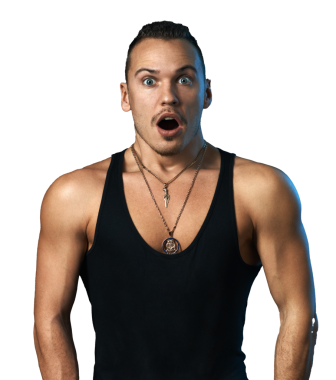 Siyah kolsuz tişörtlü kaslı bir adamın portresi, şoku ifade ediyor. Duygular, tepkiler veya sürpriz temalı projeler için ideal.