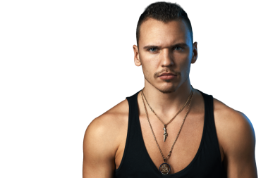 Siyah bir bluz ve şeffaf bir arkaplan takan güçlü, yoğun görünüşlü bir adamın portresi, yaşam tarzı ve moda içeriği için mükemmel..