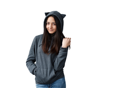 Kedi kulaklı kapüşonlu genç bir kadın şeffaf bir arka plana hafifçe gülümsüyor. Günlük gri kıyafetler yaşam tarzı ve moda içeriği için mükemmeldir..