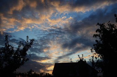 Yazın köyde bulutlar ve güneş ışığı olan doğal bir arka plan.