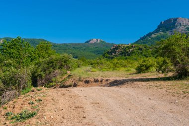 Hayaletler Vadisi 'ndeki bahar manzarası Kırım Dağı, Ukrayna' da yürüyüş için güzel bir yer.