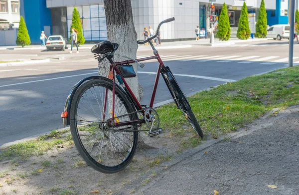 Bicicleta Velha Solitária Acorrentada Árvore Uma Rua Cidade Kremenchuk Ucrânia — Fotografia de Stock