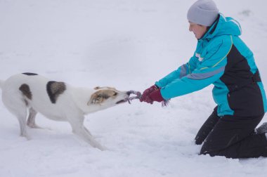 Olgun kadın karışık doğurmak köpek kış sezonu bir ip gizleme ile oynarken