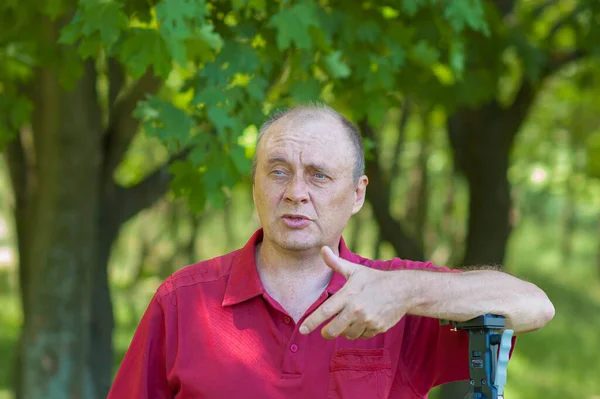 Портрет Українського Зрілого Чоловіка Стоїть Парку Влітку — стокове фото