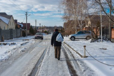 Dnepropetrovskaya oblast, Ukrayna 'daki Novo-Aleksandrivka köyüne giden kaygan kır yolu ile kış manzarası