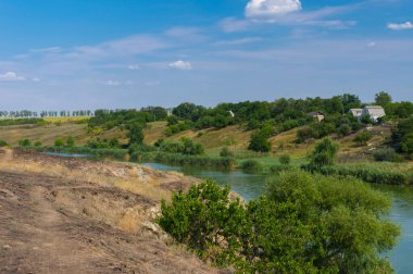 Yaz sonlarında Dnipro şehrine yakın Novo-Nikolaevka köyü yakınlarındaki Sura nehri ile Ukrayna kırsal arazisi