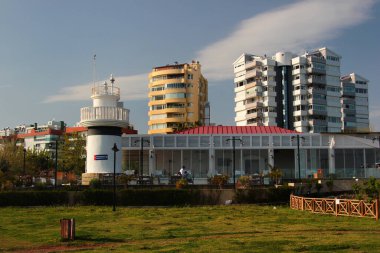 Antalya, Türkiye - 16 Nisan 2022: Antalya 'nın Lara ilçesinde popüler bir kıyı parkı olan Fener Park' taki Bababurun deniz feneri
