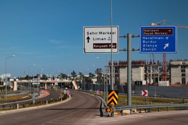 Antalya, Türkiye - 15 Nisan 2022: Konyaalti Mahallesi Sarisu Mahallesi Antalya-Kemer Yolu ve Sahil Bulvarı kavşağı.