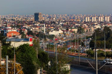 Antalya, Türkiye - 15 Nisan 2022: Kentin Kepez ilçesindeki Fatih Mahallesi 'nden Antalya' nın merkez kısmının görüntüsü.