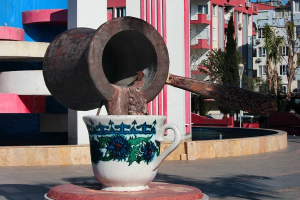 アンタルヤ トルコ 2022年4月15日 伝統的なトルコのセブの彫刻 トルコのコーヒーを作るために設計された注ぎ口唇を持つ長いハンドル鍋 — ストック写真