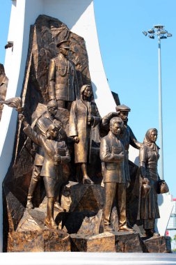 Antalya, Türkiye - 13 Mayıs 2022: Antalya 'nın Konyaalti ilçesindeki Antalyaspor Kavşağında Mustafa Kemal Atatürk anıtı