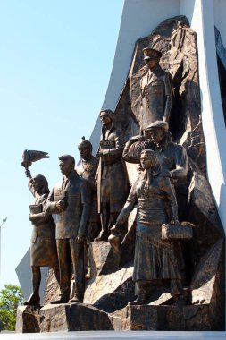 Antalya, Türkiye - 13 Mayıs 2022: Antalya 'nın Konyaalti ilçesindeki Antalyaspor Kavşağında Mustafa Kemal Atatürk anıtı