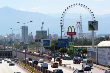 Antalya, Türkiye - 13 Mayıs 2022: Antalya 'nın Konyaalti ilçesi manzarası, Atatürk anıtı, dünyaca ünlü plajlar ve arka planda dağlarla. 