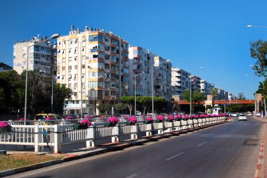 Antalya, Türkiye - 13 Mayıs 2022: Muratpasa ilçesinin merkezi ve en işlek caddelerinden biri olan 100. Yıldönümü Bulvarı
