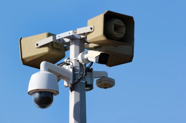 Hareket detektörlü hoparlörler, CCTV kameraları ve kablosuz alıcı verici.