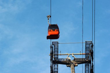 Türkiye 'nin Antalya kentinde mavi gökyüzüne karşı teleferik kabini manzarası