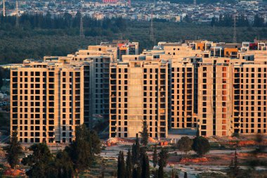 Antalya, Türkiye - 24 Nisan 2022: Kepez ilçesinde yeni Suryapi yerleşim bölgesi inşaatı. Konut talebi artarken, Türkiye az sayıda konut sıkıntısı çekiyor.