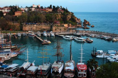 Antalya, Türkiye - 26 Mart 2022: Antalya 'nın Kaleici Eski Kasabası' ndaki tarihi yat marinası ve liman manzarası