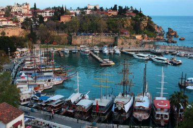 Antalya, Türkiye - 26 Mart 2022: Antalya 'nın Kaleici Eski Kasabası' ndaki tarihi yat marinası ve liman manzarası