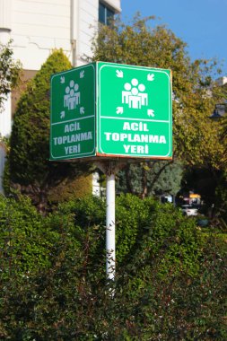 Antalya, Türkiye - 16 Nisan 2022: Afet ve Acil Durum Yönetim Başkanlığı AFAD tarafından kurulan acil durum buluşma noktası işareti